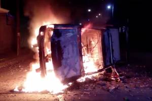 VIDEO: Incendian patrulla en Teotlalcingo por la muerte de un hombre