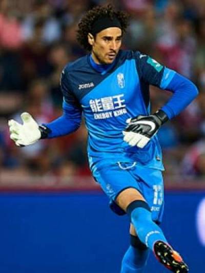 Memo Ochoa responde pero el Granada se hunde en España