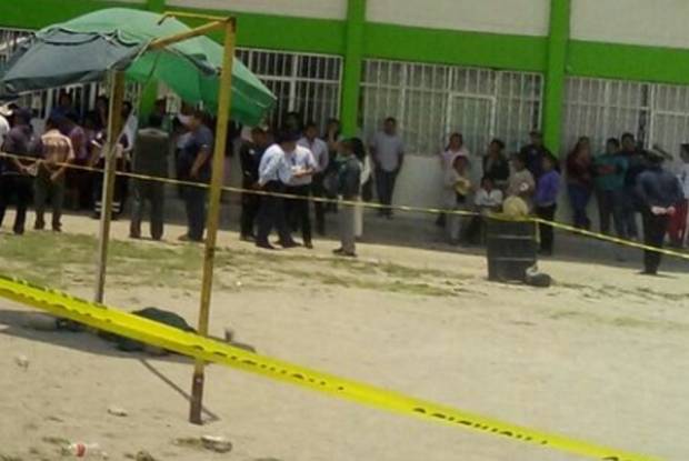 Menor murió al chocar contra poste cuando jugaba futbol en Los Reyes de Juárez