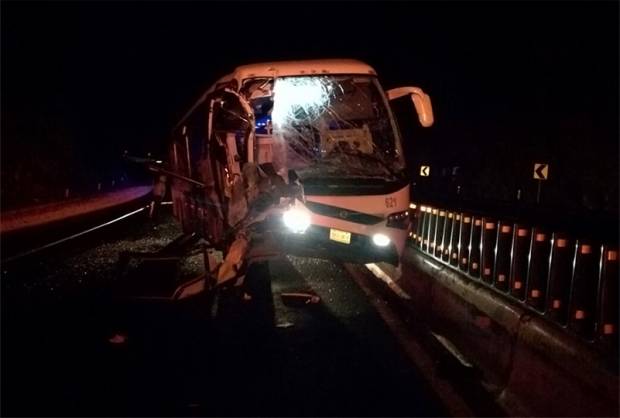 Un muerto y 20 heridos por choque entre autobús y tráiler en la México-Puebla