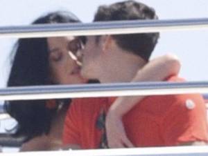 Katy Perry perdonó infidelidad a Bloom y aparecen en yate besándose