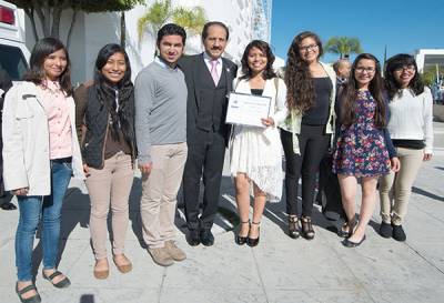 Rector de la BUAP entrega reconocimientos a jóvenes investigadores