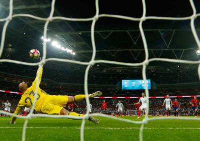 Inglaterra y España igualaron 2-2 en su último juego del año