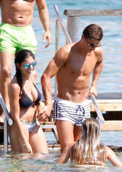 FOTOS: Cristiano Ronaldo y su misteriosa acompañante en Ibiza