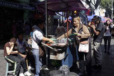 Ambulantes de Puebla pagarán impuestos, adelanta alcalde Banck