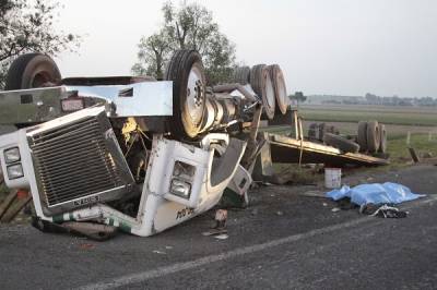 FOTOS: Un muerto, saldo de volcadura de tráiler en Huejotzingo