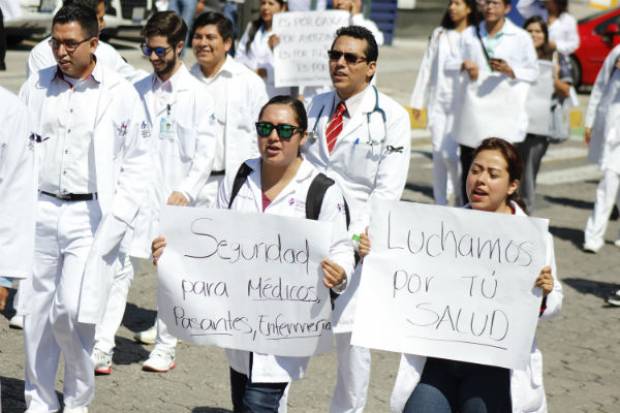 Médicos de Puebla también protestan en Puebla por Sistema Universal de Salud