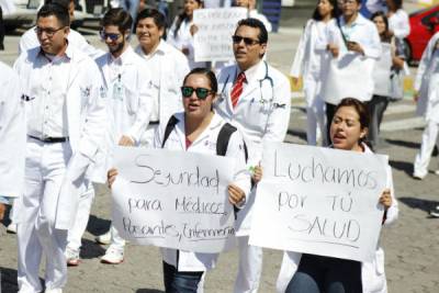 Médicos de Puebla también protestan en Puebla por Sistema Universal de Salud