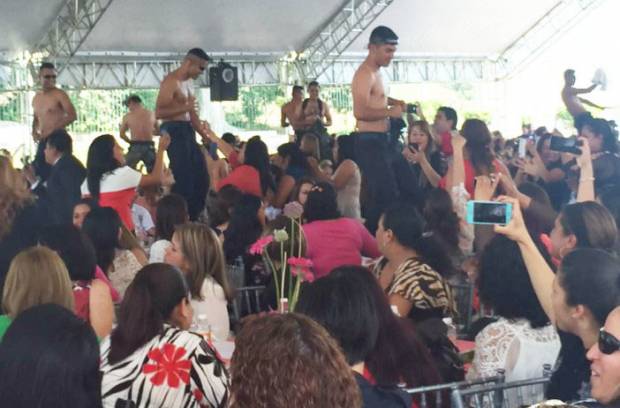 Festejan a mujeres policías con show de strippers en Veracruz