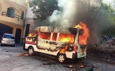 Comando incendia unidades del transporte público de Chilpancingo