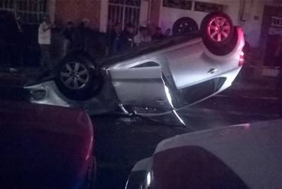 FOTOS: Ebrio vuelca coche tras atropellar a tres personas en el Centro Histórico