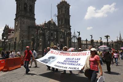 Maestros se manifiestan contra la reforma educativa en Puebla