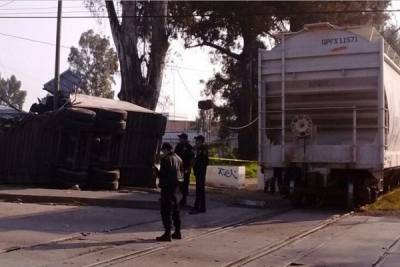 Tren embistió a tráiler que quiso ganarle paso en la Av. 18 de Noviembre