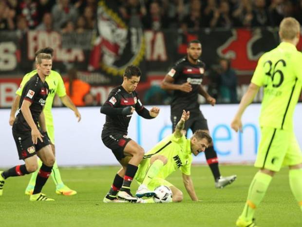 Chicharito y Leverkusen, con paso irregular en Alemania