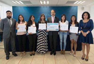 Rector de la BUAP premia a alumnos de la Facultad de Ciencias de la Comunicación