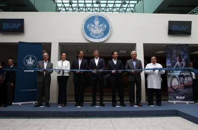 Tony Gali y Esparza entregan remodelación del Hospital Universitario BUAP