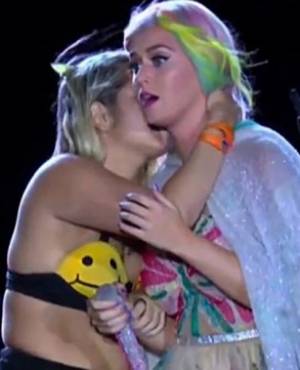 VIDEO: Katy Perry, besada y manoseada por fan brasileña