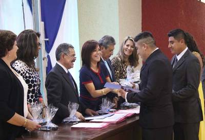 Dinorah López de Gali acude a graduación de alumnos del IES de la Sierra