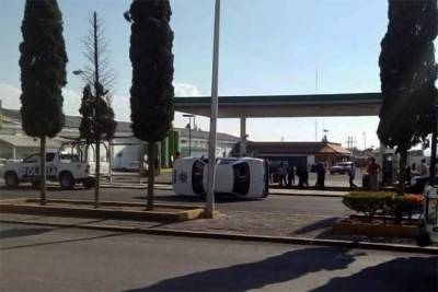 VIDEOS: Saquean Oxxos y vuelcan patrulla en Tecamachalco; un herido