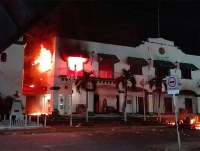 Incendian alcaldía de Catemaco por desaparición de sacerdote