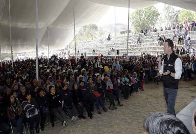 Luis Banck entrega apoyos invernales en Azumiatla