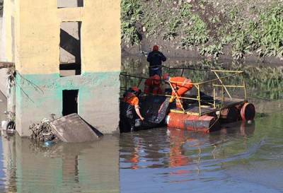 Extraen dos colchones y un sillón del vaso regulador Puente Negro