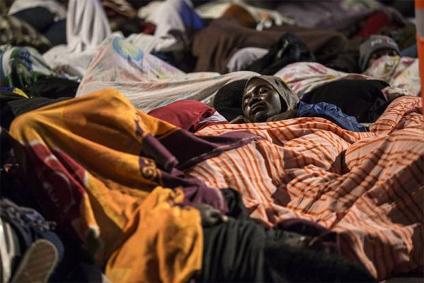 Abandonan a migrantes del Congo en autopista México-Puebla