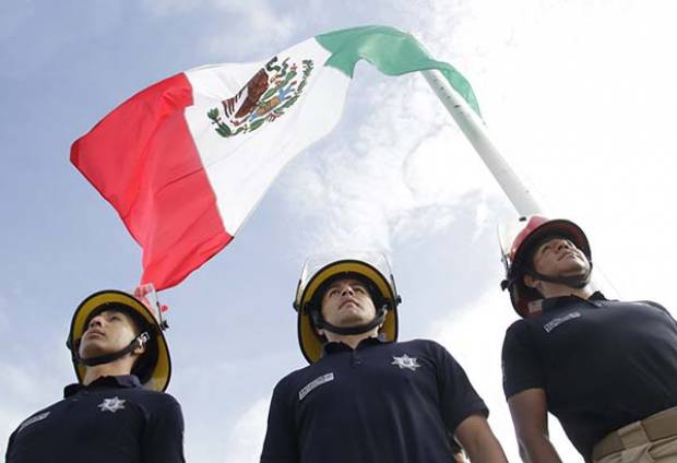 SSP reconoce a bomberos de Puebla