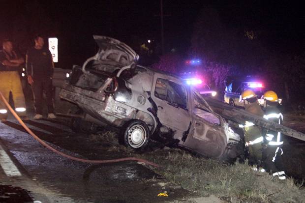 Se incendia vehículo al chocar contra muro en la autopista México-Puebla