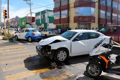 Policías ministeriales se pasan el alto y chocan contra unidad de la Ruta 77A