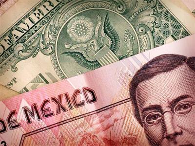 Dólar aumenta 14 centavos y cierra en 18.71 pesos