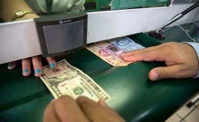 Dólar cierra en 17.21 pesos por caída en precios del petróleo