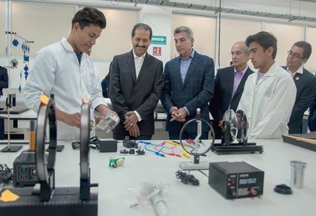 Gali y Esparza inauguran multilaboratorios de ingenierías en la BUAP