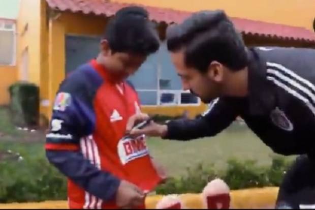 VIDEO: Dedos López convivió con fan poblano de Chivas en Pachuca