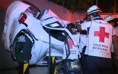 Un muerto y dos lesionados por volcadura de auto en la 11 Sur y 67 Poniente