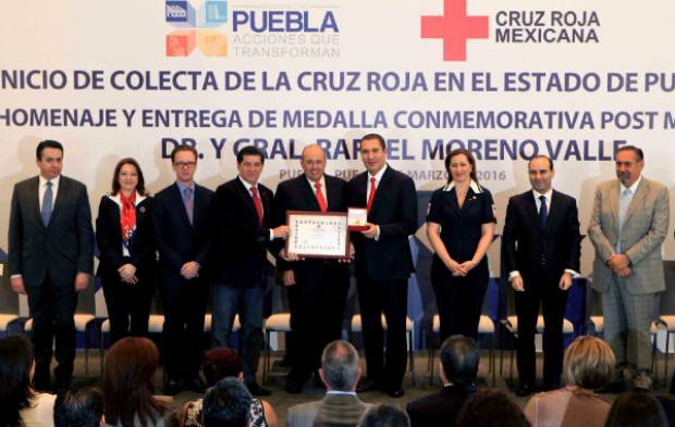 Cruz Roja entrega medalla post mortem al ex gobernador Rafael Moreno Valle