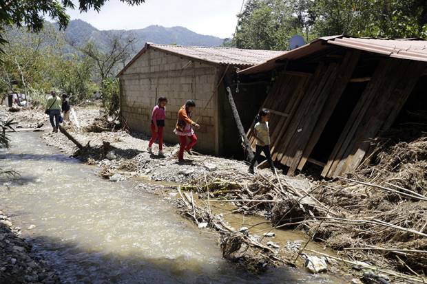 Suman 41 muertos en Puebla por la tormenta tropical Earl