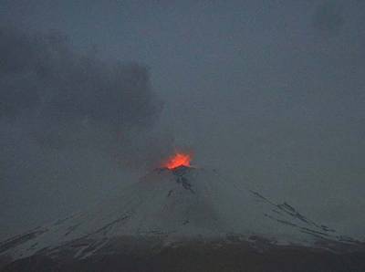 El Popocatépetl da espectáculo: nevado, al rojo vivo y con 26 explosiones