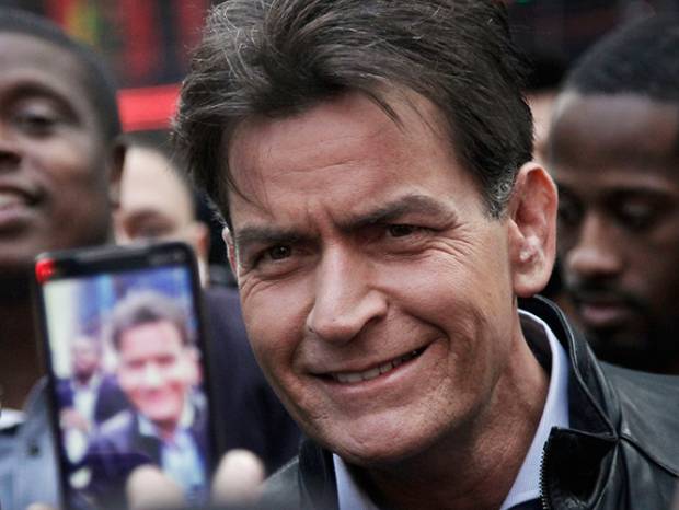 Charlie Sheen recibe primera demanda de ex mujer por exponerla al VIH