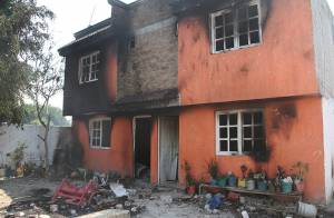Vecinos incendian casa de supuestos delincuentes en Tehuacán; un muerto