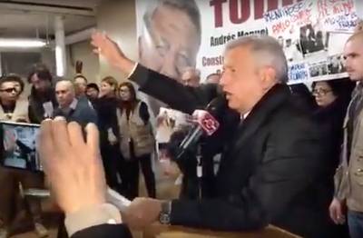 VIDEO: AMLO suspende asamblea en NY por manifestación en contra