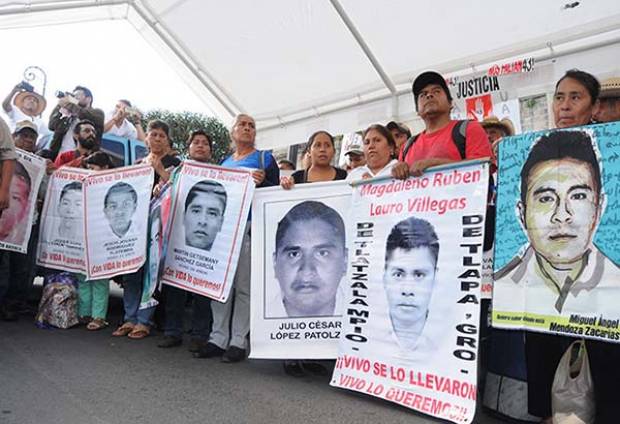 Padres de los 43 normalistas inician ayuno en el Zócalo del DF