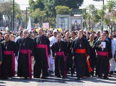 Jerarquía católica se “espanta” por los aguinaldos que se dan los políticos