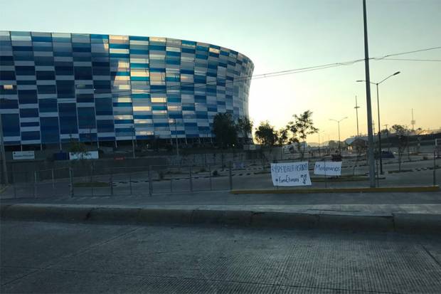 Con mantas en el Cuauhtémoc exigen #FueraChargoy de Puebla