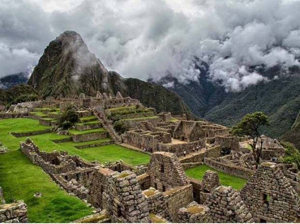 Muere alemán por tomarse selfie en Machu Picchu