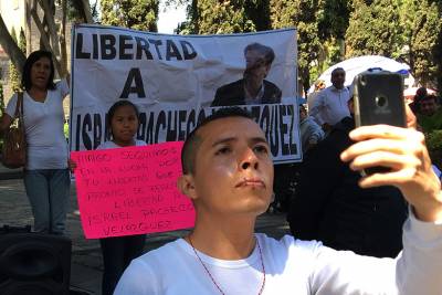 FOTOS: Se cose los labios en Puebla por libertad de ex líder sindical