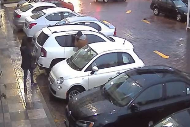 VIDEO: Ladrones saquean vehículo en estacionamiento de Plaza Zavaleta