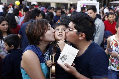 FOTOS: Intercambian libros por besos en el Zócalo de Puebla