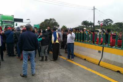 Bloquean autopista Puebla-Córdoba por desfalco en Veracruz