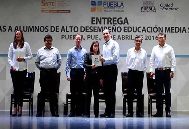 RMV entrega 3 mil 500 tabletas electrónicas a estudiantes distinguidos